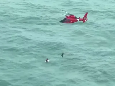 Vídeo: homem à deriva é resgatado em alto mar após passagem do furacão Milton