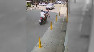 Mulher é atropelada por motociclista na contramão em Nova Iguaçu