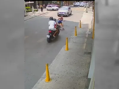 Mulher é atropelada por motociclista na contramão em Nova Iguaçu