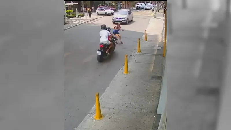 Mulher é atropelada por motociclista na contramão em Nova Iguaçu