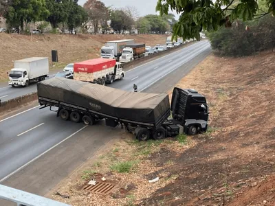 Carreta parada na BR-153 deixa trânsito lento na região de Rio Preto