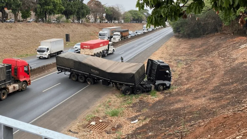 Carreta parada na BR-153 deixa trânsito lento na região de Rio Preto