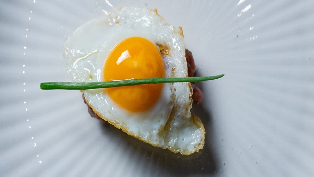 Steak tartare com chips de batata e ovo de codorna | Band Receitas