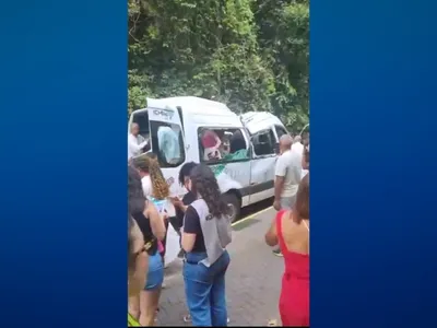 VÍDEO: Árvore cai em van com turistas em acesso ao Cristo Redentor