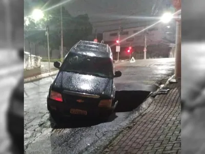 Carro cai em buraco no Jardim São Dimas