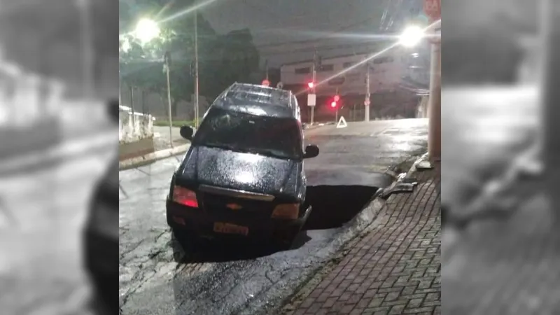 Carro cai em buraco no Jardim São Dimas