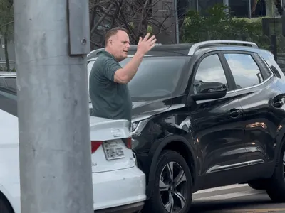 VÍDEO: sem guarda nem semáforo, cidadão faz trânsito fluir em cruzamento parado em SP