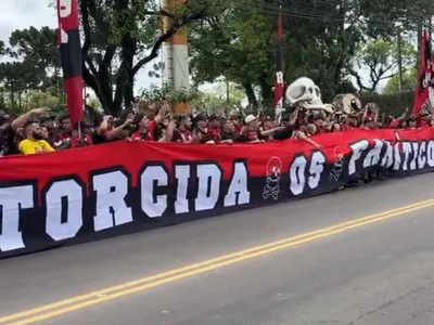 Torcedores do Athletico realizam protesto no CT do Caju e cobram diretoria e elenco