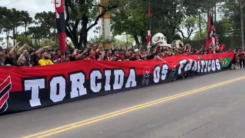 Torcedores do Athletico realizam protesto no CT do Caju e cobram diretoria e elenco