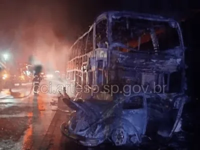 Carro bate de frente com ônibus e duas pessoas morrem