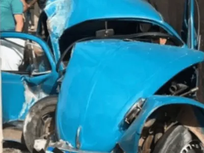 Casal fica ferido após bater Fusca azul contra um poste, na Avenida São Jorge, em Jacareí