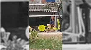 Mulher é flagrada roubando cerca metálica de praça em Duque de Caxias