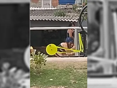 Mulher é flagrada roubando cerca metálica de praça em Duque de Caxias