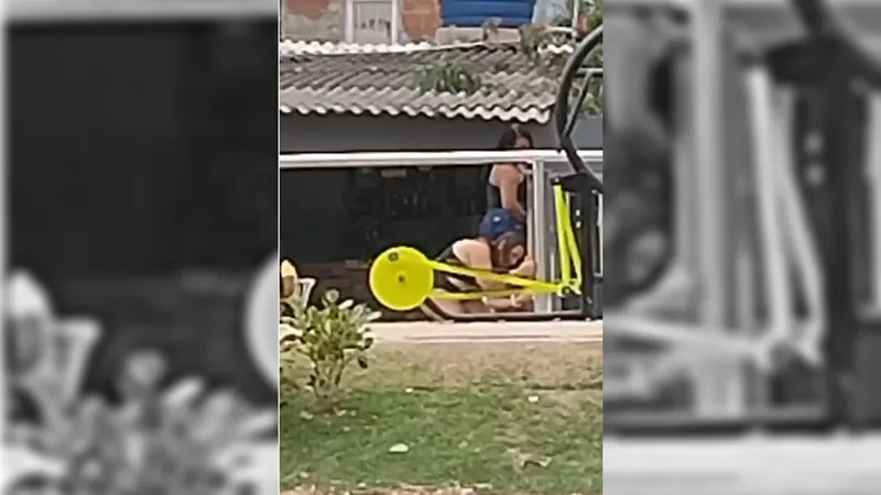 Mulher é flagrada roubando cerca metálica de praça em Duque de Caxias