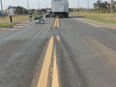 Motocicleta bate em caminhão e condutor fica ferido em Lins