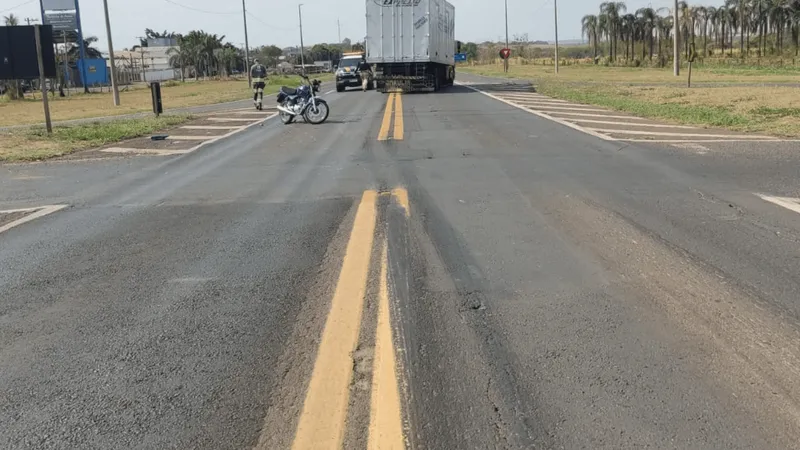 Motocicleta bate em caminhão e condutor fica ferido em Lins