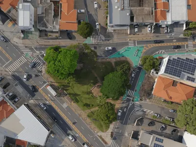 Afundamento da pista causa bloqueio em trecho da Avenida Andrade Neves, em Campinas