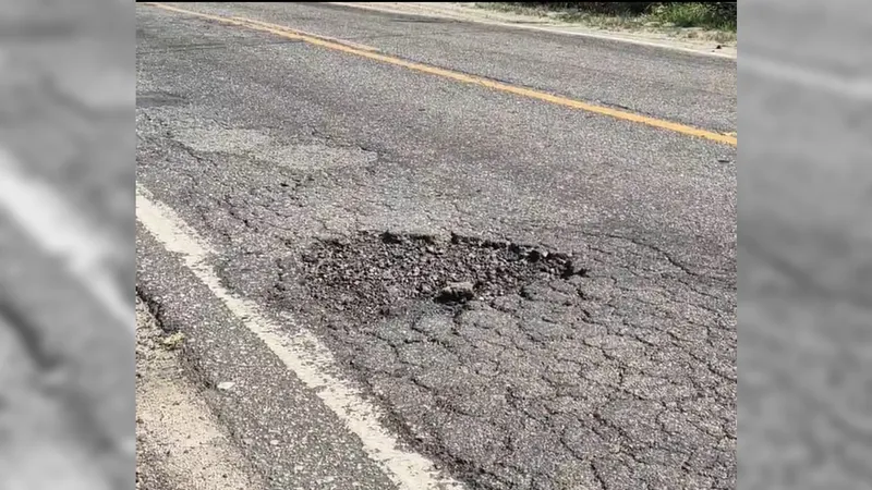 Motoristas relatam falta de conservação na Rodovia Amaral Peixoto, na Região Metropolitana