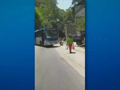 Criminosos sequestram 7 ônibus e fazem barricadas durante operação da PM no RJ