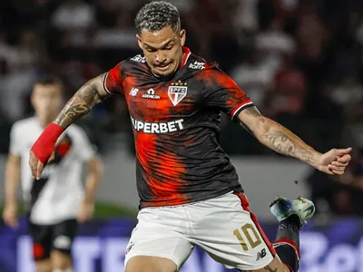 Lucas faz dois, São Paulo vence o Vasco e volta a se aproximar do G4 do Brasileirão