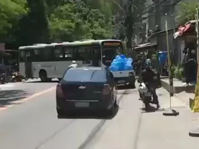 Criminosos sequestram ônibus para fazer barricada em ação da PM e Civil na Zona Oeste