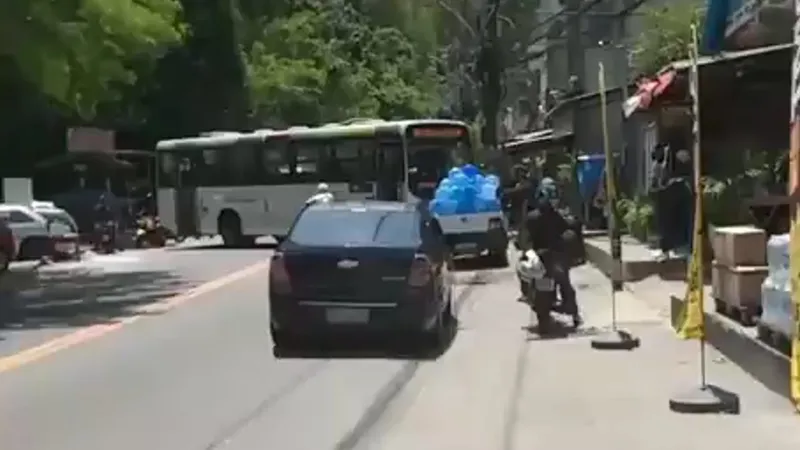 Criminosos sequestram ônibus para fazer barricada em ação da PM na Zona Oeste do Rio