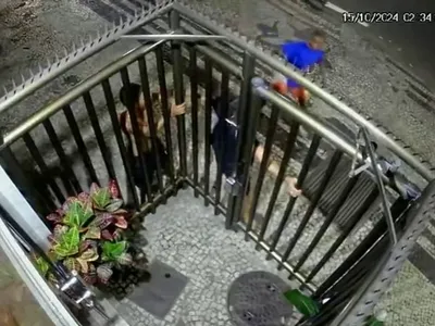 Acusados de agredir e roubar homem em Copacabana vão responder por roubo e corrupção de menores