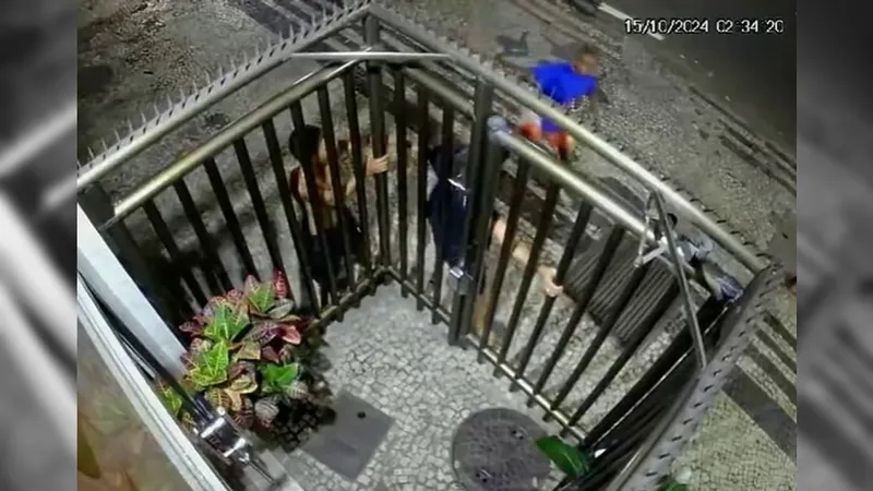 Acusados de agredir e roubar homem em Copacabana vão responder por roubo e corrupção de menores