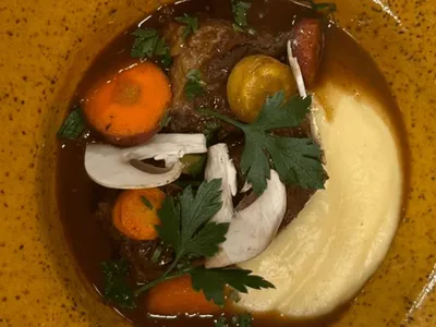 Boeuf bourguignon com chocolate? Chef prova que combinação inusitada é uma delícia