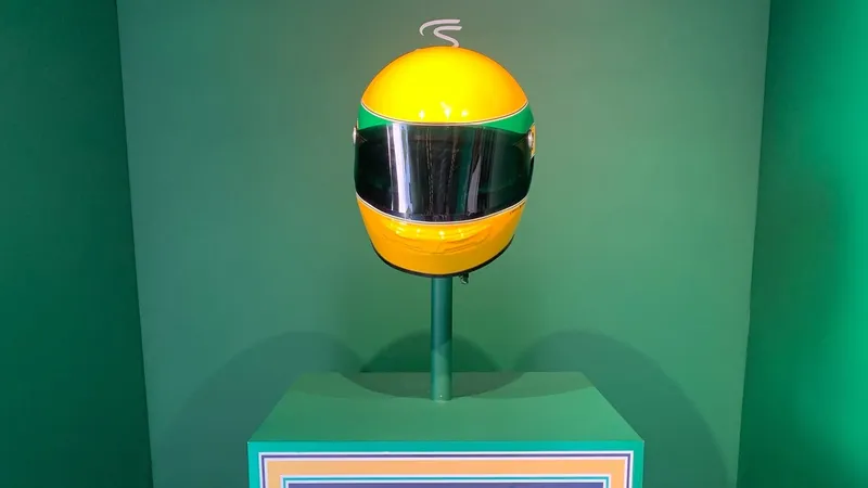 Capacete com voz de Ayrton Senna é destaque de exposição em São Paulo