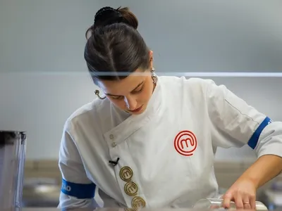 Panela em chamas e cozinheira com a mão queimada: veja momentos quentes do MasterChef