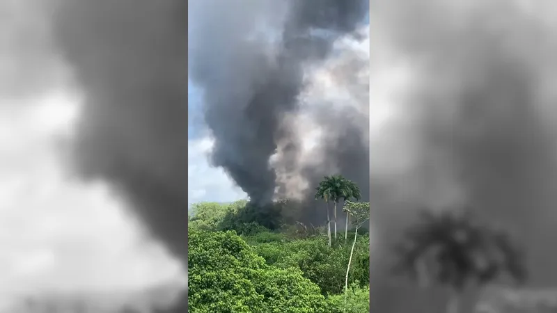 Incêndio atinge espaço onde funcionava o antigo Rio Water Planet, em Vargem Grande