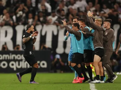 Com golaço de Memphis, Corinthians atropela Athletico-PR e sai da zona de rebaixamento