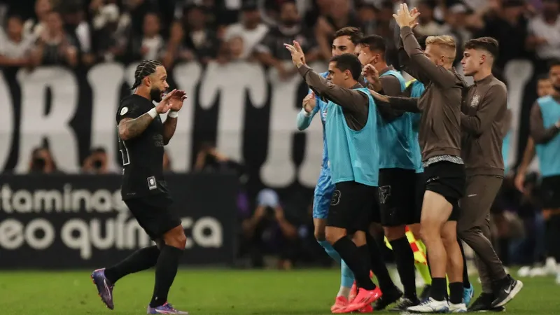 Com golaço de Memphis, Corinthians atropela Athletico-PR e sai da zona de rebaixamento