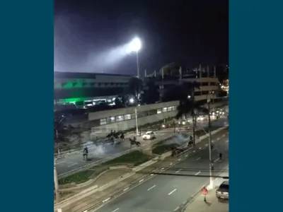 Torcida organizada do São Paulo entra em conflito com a PM de Campinas; veja vídeo