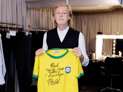 Paul McCartney é surpreendido com presente enviado pelo Rei Pelé