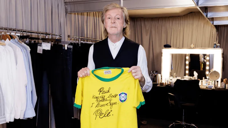 Paul McCartney é surpreendido com presente enviado pelo Rei Pelé