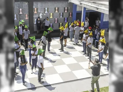 Escola estadual usa “xadrez humano” para melhorar o raciocínio de alunos