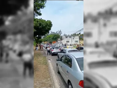 Motoristas abandonam os carros durante arrastão em Vicente de Carvalho nesta sexta-feira (18)