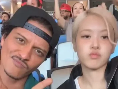 Bruno Mars e Rosé, da banda Blackpink, vão ao jogo do Flamengo e Fluminense no Maracanã