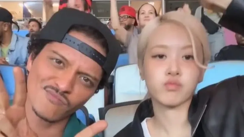 Bruno Mars e Rosé, da banda Blackpink, vão ao jogo do Flamengo e Fluminense no Maracanã