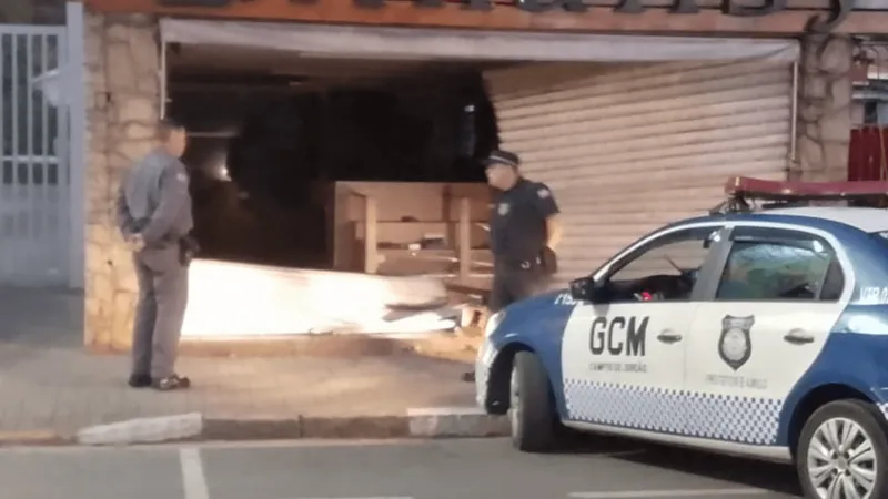 Loja de eletrônicos é furtada após porta ser destruída por um carro, em Campos do Jordão