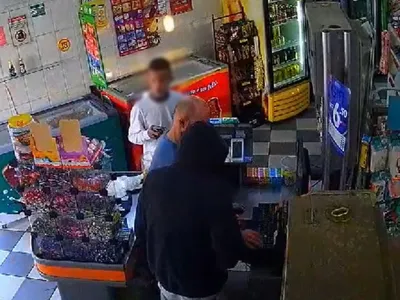 Criminosos armados invadem e assaltam supermercado em Taubaté, veja vídeo