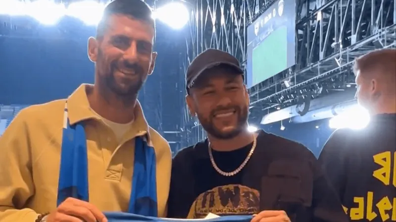 Djokovic marca presença em jogo do Al Hilal e recebe presente de Neymar