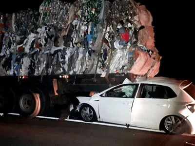 Carro bate na traseira de caminhão e mulher fica ferida