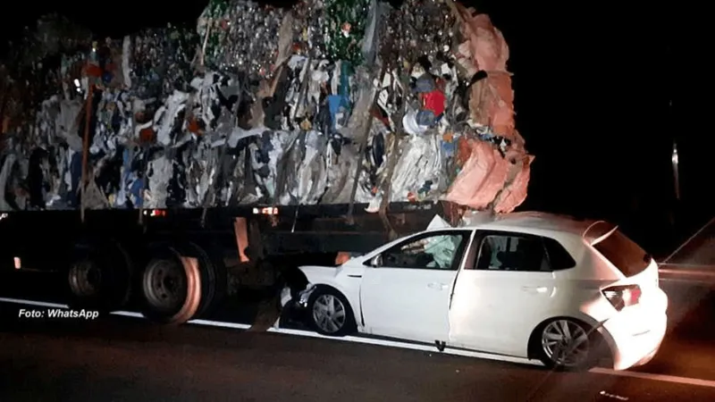 Carro bate na traseira de caminhão e mulher fica ferida