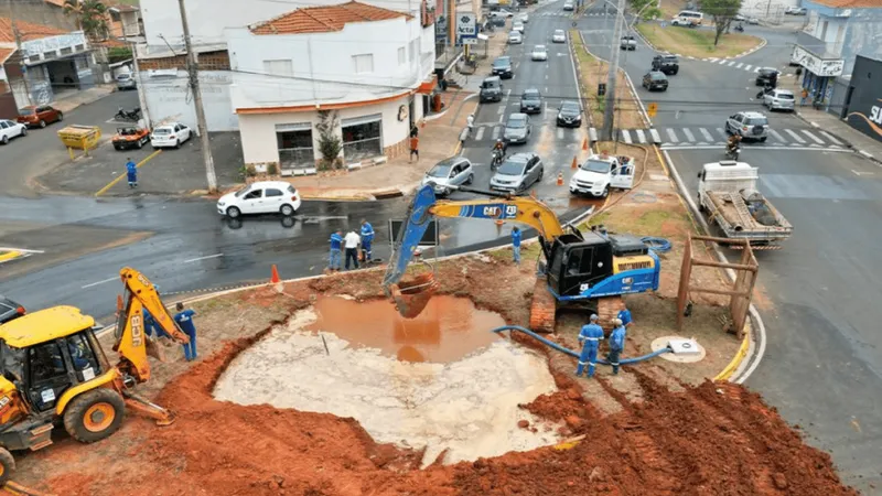 Rompimento de adutora deixa moradores sem água em Mogi Guaçu