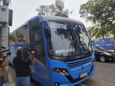 Criminosos roubam mais um ônibus executivo nesta sexta-feira; Polícia investiga