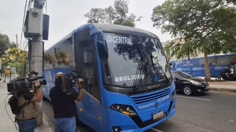 Criminosos roubam mais um ônibus executivo nesta sexta-feira; Polícia investiga