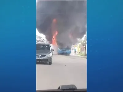 Facções bloqueiam vias e queimam veículos em Florianópolis (SC)